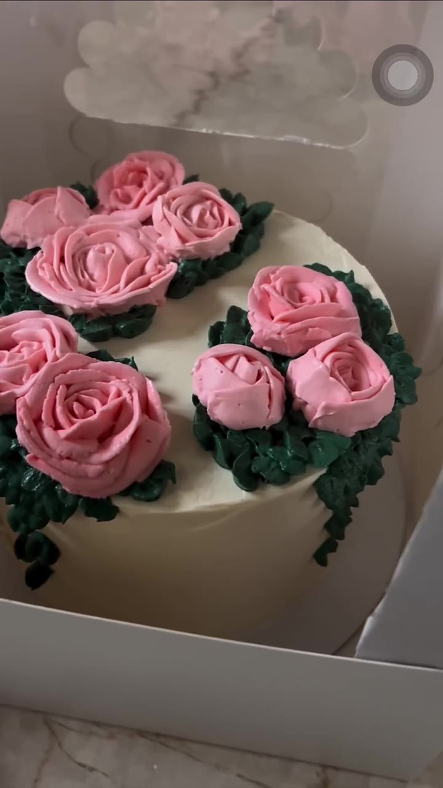 Buttercream rose cake, minimal style